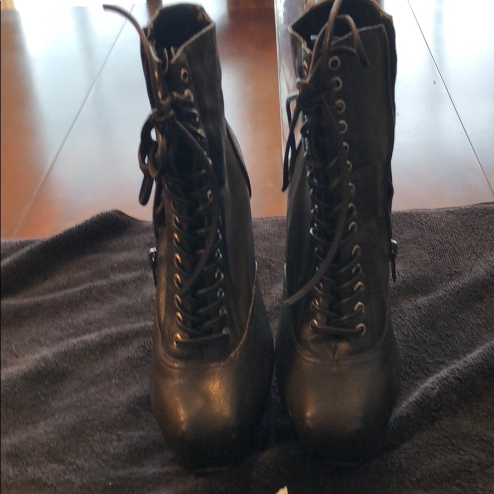 Beautiful black heel
